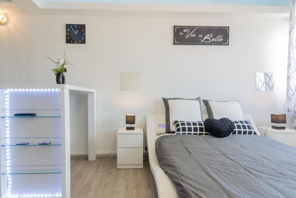 Sweethome Dijon - Black & White Esterno foto